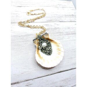 Seashell crystal necklace